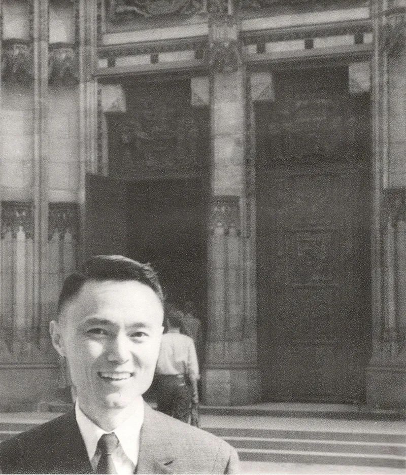 1 戴念慈(1920-1991),1955年访苏留影,图源:《当代中国建筑大师 戴念慈》 1 戴念慈(1920-1991),1955年访苏留影,图源:《当代中国建筑大师 戴念慈》