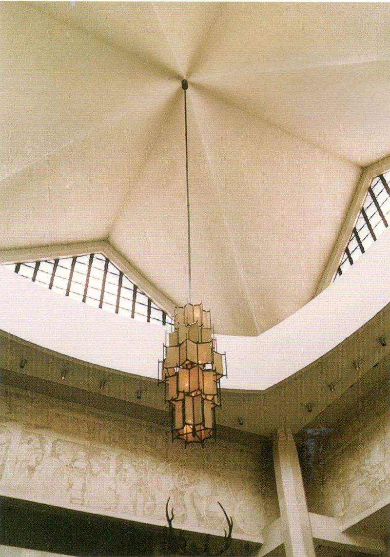 阙里宾舍大厅的混凝土伞形扭壳屋顶室内效果,图源:《当代中国建筑大师 戴念慈》 阙里宾舍大厅的混凝土伞形扭壳屋顶室内效果,图源:《当代中国建筑大师 戴念慈》