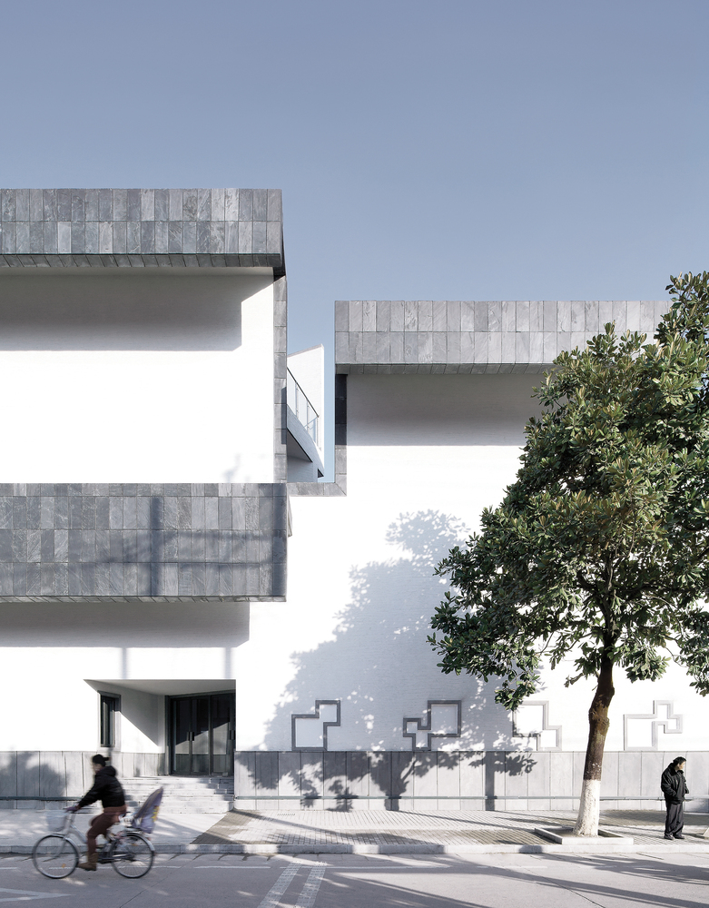 南立面局部(夏至摄) 南立面局部(夏至摄)