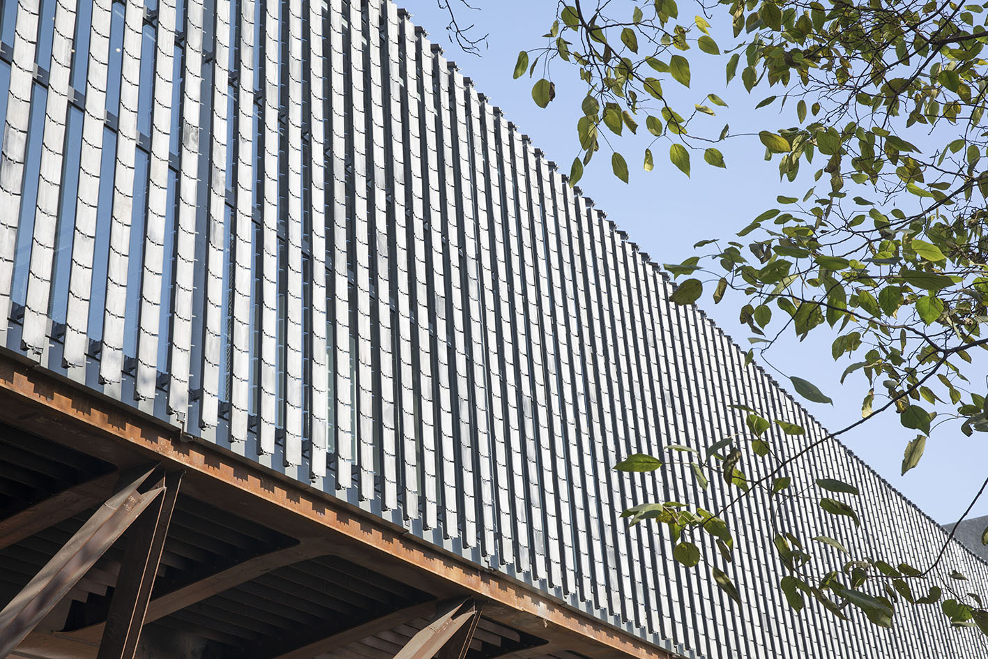 JAM_riverside_facade_with_tiled_shading_-_桥身立面筒瓦遮阳系统_-_Photographer_Tian_Fangfang.1557126523381 JAM_riverside_facade_with_tiled_shading_-_桥身立面筒瓦遮阳系统_-_Photographer_Tian_Fangfang.1557126523381