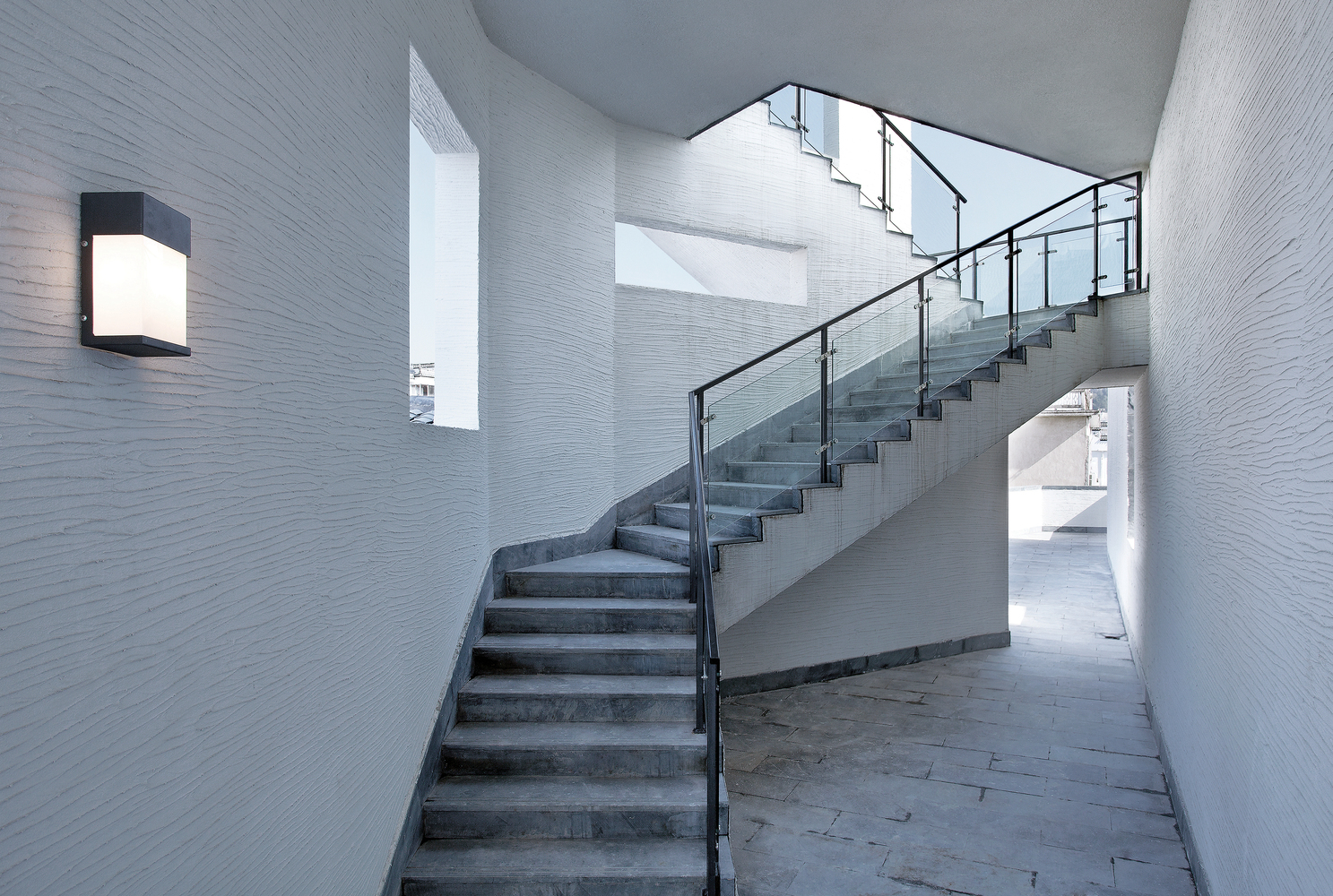 登上观景台的楼梯(夏至摄) 登上观景台的楼梯(夏至摄)